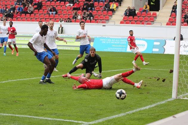 11.10.2025 xmgoodx Offenbach am Main, Sparda-Bank-Hessen Stadion - Stadion Bieberer Berg Regionalliga Saison 2025 2026 Kickers Offenbach (OFC) -TSV Schott Mainz Torwart Robin Julian Balters (Schott Mainz) schaut dem Ausrutscher von Ron Berlinski (21, OFC) zu