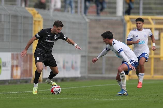 11.10.2025, xjcx, Herren, Fussball, Saison 2025 2026, Regionalliga Bayern, 13. Spieltag: SV Viktoria Aschaffenburg - FV Illertissen Milos Cocic ( 8, FV Illertissen) und Adrian Asani ( 17, SV Viktoria Aschaffenburg) Aschaffenburg Stadion am Schoenbusch Bayern Deutschland