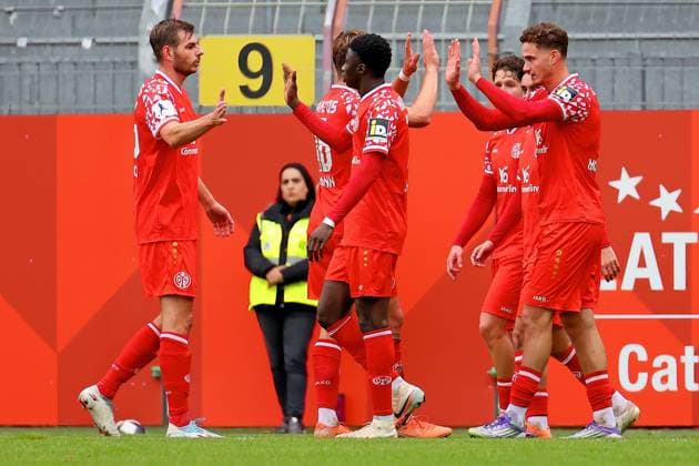 Mainz, Deutschland 11. Oktober 2025: Regionalliga Südwest - 2025 2026 - 1. FSV Mainz 05 II vs. TSG Balingen Im Bild: Torschütze Fabio Moreno Fell (Mainz)(1.v.re.) freut sich mit seinen Mitspielern über sein Tor zum 1:0. Bruchwegstadion Rheinland Pfalz Copyright: xFotostandx xRacochax