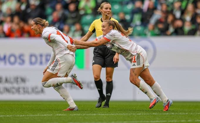 DEU, Wolfsburg, VfL Wolfsburg vs FC Bayern München, Google Pixel Bundesliga, DFB, Saison 2526, Volkswagen Arena, 6. Spieltag im Bild: Klara Bühl (Bayern München 17) erzielt das Tor zum 1:0, Jubel mit Georgia Stanway (Bayern München 31) DFB DFL REGULATIONS PROHIBIT ANY USE OF PHOTOGRAPHS AS IMAGE SEQUENCES AND OR QUASI-VIDEO, 11.10.2025 Copyright: HMBxMedia HendrikxHamelau