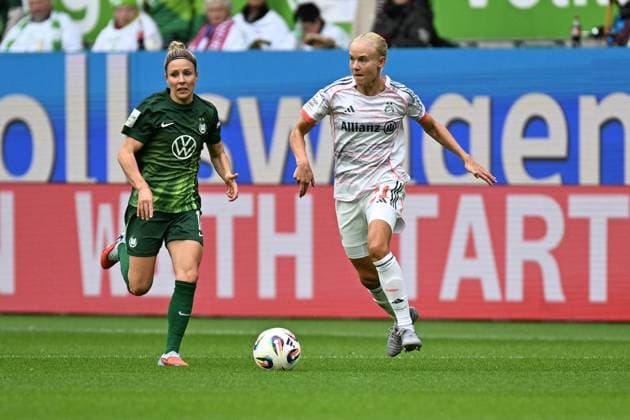 Fußball I Frauen I Saison 2025-2026 I Bundesliga I 6. Spieltag I VfL Wolfsburg - FC Bayern München I 11.10.2025 Svenja Huth (10, VfL Wolfsburg) und Pernille Harder (21, FC Bayern München) Wolfsburg Volkswagen Arena Niedersachsen Deutschland Copyright: xLobeca InesxHähnelx