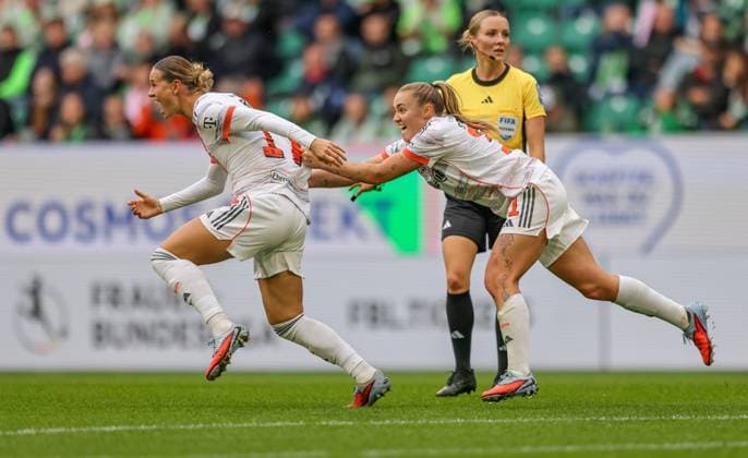 DEU, Wolfsburg, VfL Wolfsburg vs FC Bayern München, Google Pixel Bundesliga, DFB, Saison 2526, Volkswagen Arena, 6. Spieltag im Bild: Klara Bühl (Bayern München 17) erzielt das Tor zum 1:0, Jubel mit Georgia Stanway (Bayern München 31) DFB DFL REGULATIONS PROHIBIT ANY USE OF PHOTOGRAPHS AS IMAGE SEQUENCES AND OR QUASI-VIDEO, 11.10.2025 Copyright: HMBxMedia HendrikxHamelau