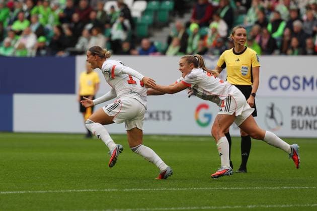 VfL - Bayern, BL Frauen Wolfsburg, 11.10.2025, FUßBALL - VfL Wolfsburg vs. FC Bayern München, Google Pixel Frauen-Bundesliga, Saison 2025 26. Klara Bühl (FC Bayern Muenchen) jubelt mit Georgia Stanway (FC Bayern Muenchen) Tor zum 0:1 Wolfsburg