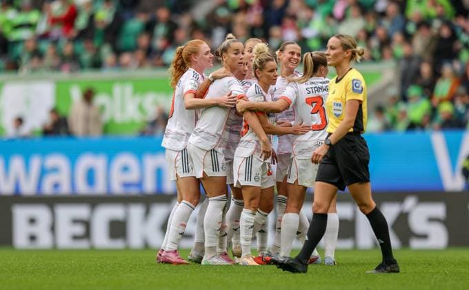 DEU, Wolfsburg, VfL Wolfsburg vs FC Bayern München, Google Pixel Bundesliga, DFB, Saison 2526, Volkswagen Arena, 6. Spieltag im Bild: Klara Bühl (Bayern München 17) erzielt das Tor zum 1:0, Jubel mit Georgia Stanway (Bayern München 31) DFB DFL REGULATIONS PROHIBIT ANY USE OF PHOTOGRAPHS AS IMAGE SEQUENCES AND OR QUASI-VIDEO, 11.10.2025 Copyright: HMBxMedia HendrikxHamelau