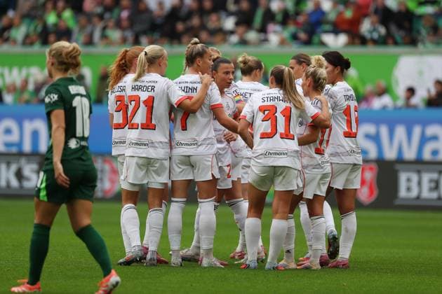 VfL - Bayern, BL Frauen Wolfsburg, 11.10.2025, FUßBALL - VfL Wolfsburg vs. FC Bayern München, Google Pixel Frauen-Bundesliga, Saison 2025 26. Klara Bühl (FC Bayern Muenchen) jubelt mit der Mannschaft nach ihrem Tor zum 0:1 Wolfsburg