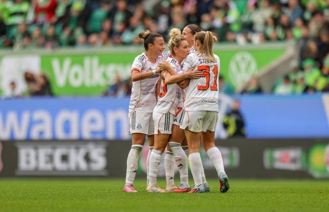 DEU, Wolfsburg, VfL Wolfsburg vs FC Bayern München, Google Pixel Bundesliga, DFB, Saison 2526, Volkswagen Arena, 6. Spieltag im Bild: Klara Bühl (Bayern München 17) erzielt das Tor zum 1:0, Jubel mit Georgia Stanway (Bayern München 31) DFB DFL REGULATIONS PROHIBIT ANY USE OF PHOTOGRAPHS AS IMAGE SEQUENCES AND OR QUASI-VIDEO, 11.10.2025 Copyright: HMBxMedia HendrikxHamelau