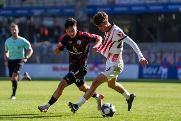 Emre Böyükata Emre Boeyukata (KSV Hessen Kassel, 13) im Zweikampf mit Mateo Zelic (SC Freiburg II, 29) , Deutschland, Fussball, Regionalliga Südwest, 12.Spieltag, 2025 2026, SC Freiburg II vs. KSV Hessen Kassel, 11.10.2025, Dreisamstadion, Freiburg, Deutschland DFB REGULATIONS PROHIBIT ANY USE OF PHOTOGRAPHS AS IMAGE SEQUENCES AND OR QUASI-VIDEO. Freiburg Dreisamstadion Baden-Wuerttemberg Deutschland Copyright: xArnexAmbergx