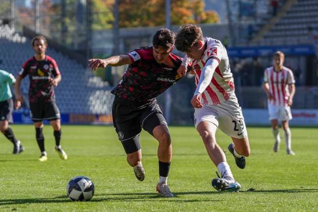Emre Böyükata Emre Boeyukata (KSV Hessen Kassel, 13) im Zweikampf mit Mateo Zelic (SC Freiburg II, 29) , Deutschland, Fussball, Regionalliga Südwest, 12.Spieltag, 2025 2026, SC Freiburg II vs. KSV Hessen Kassel, 11.10.2025, Dreisamstadion, Freiburg, Deutschland DFB REGULATIONS PROHIBIT ANY USE OF PHOTOGRAPHS AS IMAGE SEQUENCES AND OR QUASI-VIDEO. Freiburg Dreisamstadion Baden-Wuerttemberg Deutschland Copyright: xArnexAmbergx