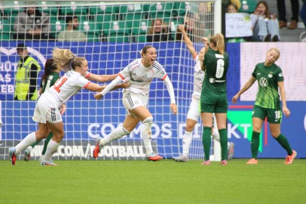 10.10.2025, xgrfx, Fussball Google Pixel Frauen-Bundesliga, VfL Wolfsburg - FC Bayern München v.l. Tor, Klara Bühl (FC Bayern München) (DFL DFB REGULATIONS PROHIBIT ANY USE OF PHOTOGRAPHS as IMAGE SEQUENCES and or QUASI-VIDEO) Wolfsburg