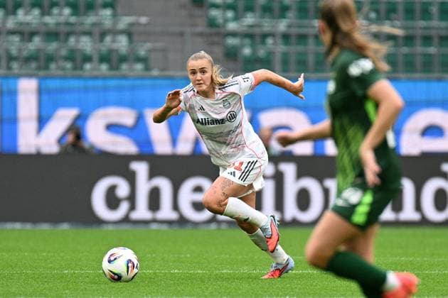 Fußball I Frauen I Saison 2025-2026 I Bundesliga I 6. Spieltag I VfL Wolfsburg - FC Bayern München I 11.10.2025 Georgia Stanway (31, FC Bayern München) dribbelt mit dem Ball Freisteller, Nahaufnahme, Porträt, Portrait, Einzelfoto, Einzelbild, Körper Wolfsburg Volkswagen Arena Niedersachsen Deutschland Copyright: xLobeca InesxHähnelx