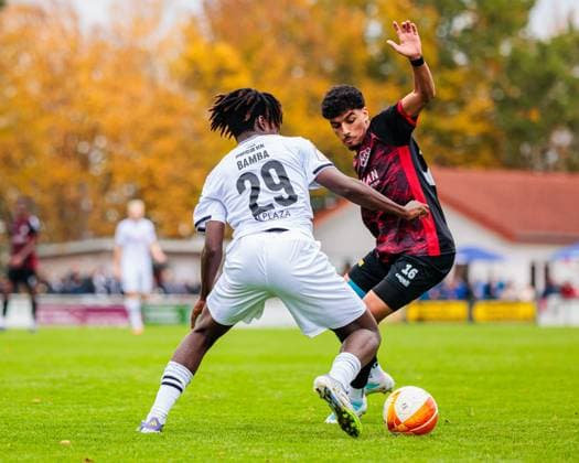 v.l. Emmanuel Bamba (SC Verl, 02), Taha Ajdar Moulla (VfL Luebeck-Schwartau, 16) im Zweikampf GER, VfL Theesen vs. SC Verl, Fussball, Westfalenpokal, Achteilfinale, Spielzeit 2025 2026, 11.10.2025 DFL Regulations prohibit any use of photographers as image sequences and or quasi-video. GER, VfL Theesen vs. SC Verl, Fussball, Westfalenpokal, Achteilfinale, Spielzeit 2025 2026, 11.10.2025 Bielefeld Copyright: xEibner-Pressefoto JanxRollingerx EP_JSK