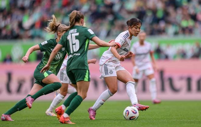 DEU, Wolfsburg, VfL Wolfsburg vs FC Bayern München, Google Pixel Bundesliga, DFB, Saison 2526, Volkswagen Arena, 6. Spieltag im Bild: Momoko Tanikawa (Bayern München 18) DFB DFL REGULATIONS PROHIBIT ANY USE OF PHOTOGRAPHS AS IMAGE SEQUENCES AND OR QUASI-VIDEO, 11.10.2025 Copyright: HMBxMedia HendrikxHamelau