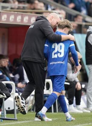 11.10.2025, Hänsch-Arena, Meppen, GER, Regionalliga-Nord, 14. Spieltag: SV Meppen vs BW Lohne, Lucas Beniermann (Trainer SV Meppen) mit Malte Zumdieck (SV Meppen 29) DFL REGULATIONS PROHIBIT ANY USE OF PHOTOGRAPHS AS IMAGE SEQUENCES AND OR QUASI-VIDEO. Meppen Niedersachsen Deutschland Hänsch-Arena