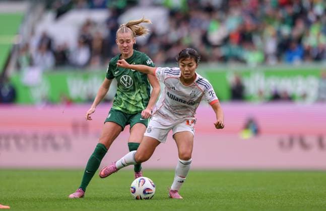 DEU, Wolfsburg, VfL Wolfsburg vs FC Bayern München, Google Pixel Bundesliga, DFB, Saison 2526, Volkswagen Arena, 6. Spieltag im Bild v.l.n.r: Janina Minge (VfL Wolfsburg 6), Momoko Tanikawa (Bayern München 18), Zweikampf DFB DFL REGULATIONS PROHIBIT ANY USE OF PHOTOGRAPHS AS IMAGE SEQUENCES AND OR QUASI-VIDEO, 11.10.2025 Copyright: HMBxMedia HendrikxHamelau