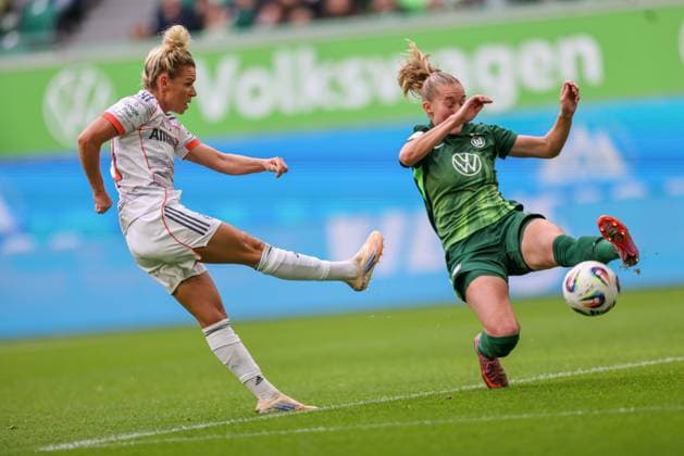 DEU, Wolfsburg, VfL Wolfsburg vs FC Bayern München, Google Pixel Bundesliga, DFB, Saison 2526, Volkswagen Arena, 6. Spieltag im Bild v.l.n.r: Linda Dallmann (Bayern München 10), Janina Minge (VfL Wolfsburg 6) DFB DFL REGULATIONS PROHIBIT ANY USE OF PHOTOGRAPHS AS IMAGE SEQUENCES AND OR QUASI-VIDEO, 11.10.2025 Copyright: HMBxMedia HendrikxHamelau