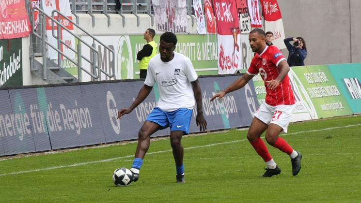 11.10.2025 xmgoodx Offenbach am Main, Sparda-Bank-Hessen Stadion - Stadion Bieberer Berg Regionalliga Saison 2025 2026 Kickers Offenbach (OFC) -TSV Schott Mainz Shako Esdras Onangolo W Okitasombo TSV Schott Mainz, JAYSON BREITENBACH (27, OFC)