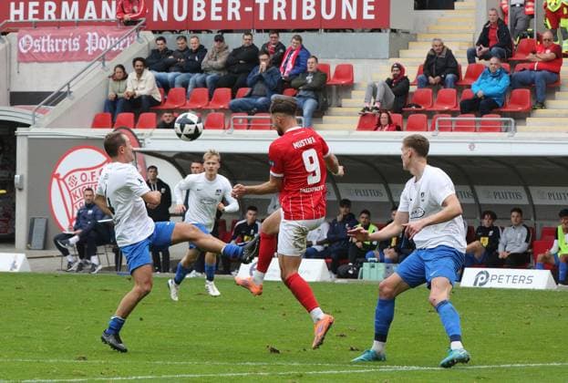 11.10.2025 xmgoodx Offenbach am Main, Sparda-Bank-Hessen Stadion - Stadion Bieberer Berg Regionalliga Saison 2025 2026 Kickers Offenbach (OFC) -TSV Schott Mainz Valdrin Mustafa (9, OFC) gegen Daniel Bohl und Dominik Ahlbach (Schott Mainz)