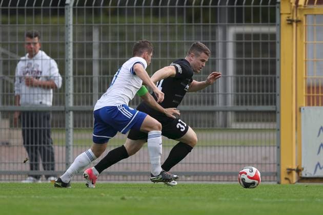 11.10.2025, xjcx, Herren, Fussball, Saison 2025 2026, Regionalliga Bayern, 13. Spieltag: SV Viktoria Aschaffenburg - FV Illertissen Tobias Rühle ( 31, FV Illertissen) und Benjamin Baier ( 10, SV Viktoria Aschaffenburg) Aschaffenburg Stadion am Schoenbusch Bayern Deutschland
