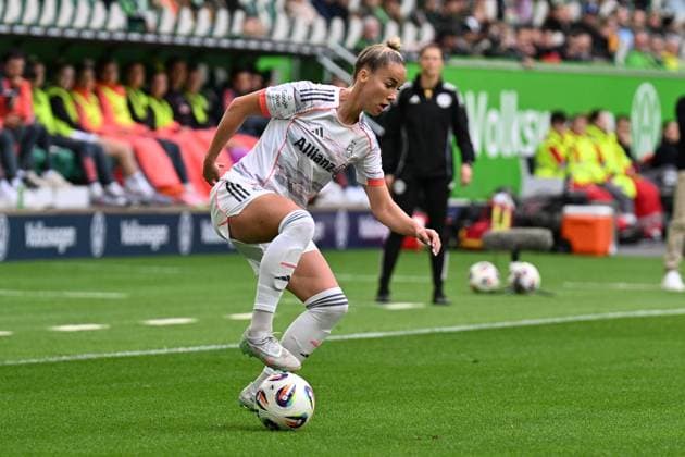 Fußball I Frauen I Saison 2025-2026 I Bundesliga I 6. Spieltag I VfL Wolfsburg - FC Bayern München I 11.10.2025 Giulia Gwinn (7, FC Bayern München) macht einen Richtungswechsel mit dem Ball Freisteller, Nahaufnahme, Porträt, Portrait, Einzelfoto, Einzelbild, Körper Wolfsburg Volkswagen Arena Niedersachsen Deutschland Copyright: xLobeca InesxHähnelx