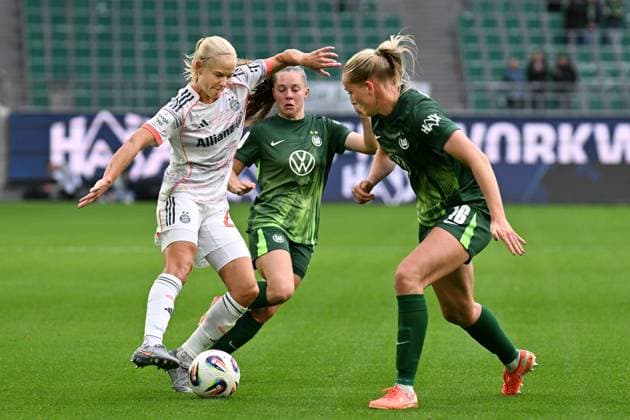 Fußball I Frauen I Saison 2025-2026 I Bundesliga I 6. Spieltag I VfL Wolfsburg - FC Bayern München I 11.10.2025 Pernille Harder (21, FC Bayern München) im Zweikampf gegen Janou Johanna Theodora Levels (15, VfL Wolfsburg) und Camilla Küver (16, VfL Wolfsburg) Wolfsburg Volkswagen Arena Niedersachsen Deutschland Copyright: xLobeca InesxHähnelx