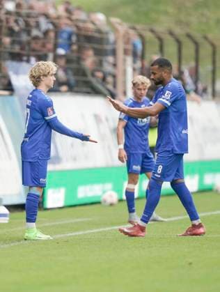 11.10.2025, Hänsch-Arena, Meppen, GER, Regionalliga-Nord, 14. Spieltag: SV Meppen vs BW Lohne, für Erik Zenga (SV Meppen 8) kommt Lasse Zumdieck (SV Meppen 27) ins Spiel DFL REGULATIONS PROHIBIT ANY USE OF PHOTOGRAPHS AS IMAGE SEQUENCES AND OR QUASI-VIDEO. Meppen Niedersachsen Deutschland Hänsch-Arena