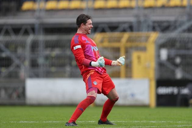 11.10.2025, xjcx, Herren, Fussball, Saison 2025 2026, Regionalliga Bayern, 13. Spieltag: SV Viktoria Aschaffenburg - FV Illertissen Torwart Max Grün ( 27, SV Viktoria Aschaffenburg) bejubelt das 1:0 Aschaffenburg Stadion am Schoenbusch Bayern Deutschland