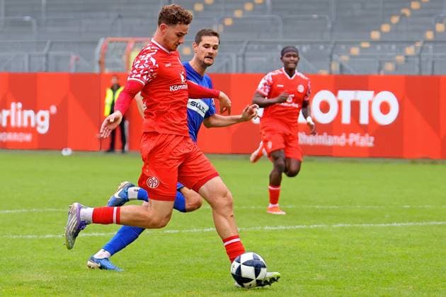 Mainz, Deutschland 11. Oktober 2025: Regionalliga Südwest - 2025 2026 - 1. FSV Mainz 05 II vs. TSG Balingen Im Bild: Torschütze Fabio Moreno Fell macht das Tor zum 2:0 Bruchwegstadion Rheinland Pfalz Copyright: xFotostandx xRacochax
