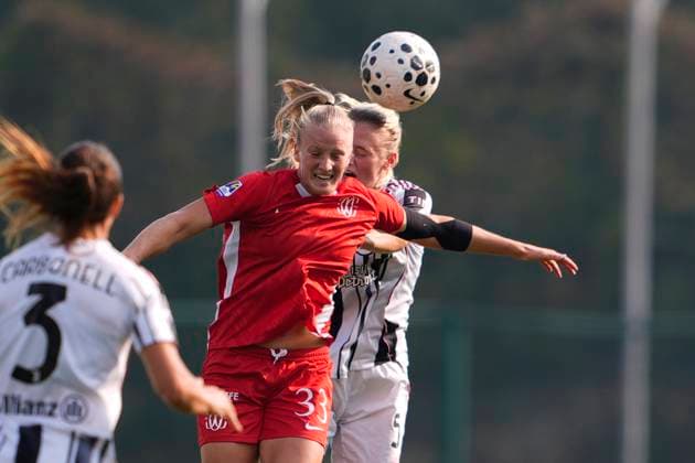 Juventus women Mathilde Harviken fights for the ball with Como™s women Zara KramÅ¾ar during the Serie A Women soccer match between Juventus Women and Como Women at the Stadium Comunale Vittorio Pozzo La Marmora in Biella, Italy - October 11, 2025. - Soccer  Copyright: xFabioxFerrari LaPressex