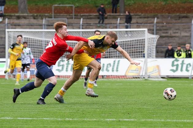 11.10.2025, Fussball, Herren, Sachsenpokal Saison 2025 2026, 3. Runde, VFC Plauen - FC Eilenburg Patrick Aguilar Alvarez (FC Eilenburg, 19, links) gegen Johann Martynets (VFC Plauen, 9) Plauen Vogtlandstadion Sachsen Deutschland