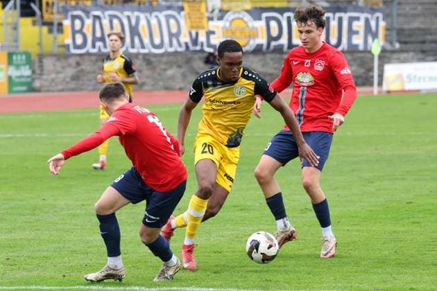 11.10.2025, Fussball, Herren, Sachsenpokal Saison 2025 2026, 3. Runde, VFC Plauen - FC Eilenburg Isaac Eichie (VFC Plauen, 20) gegen Marcus Niemitz (FC Eilenburg, 18, links) und Aaron Henkel (FC Eilenburg, 23) Plauen Vogtlandstadion Sachsen Deutschland