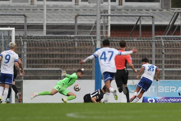 11.10.2025, xjcx, Herren, Fussball, Saison 2025 2026, Regionalliga Bayern, 13. Spieltag: SV Viktoria Aschaffenburg - FV Illertissen Nino Cassaniti ( 18, SV Viktoria Aschaffenburg) erzielt das 1:0 gegen Malwin Zok ( 34, FV Illertissen) Aschaffenburg Stadion am Schoenbusch Bayern Deutschland