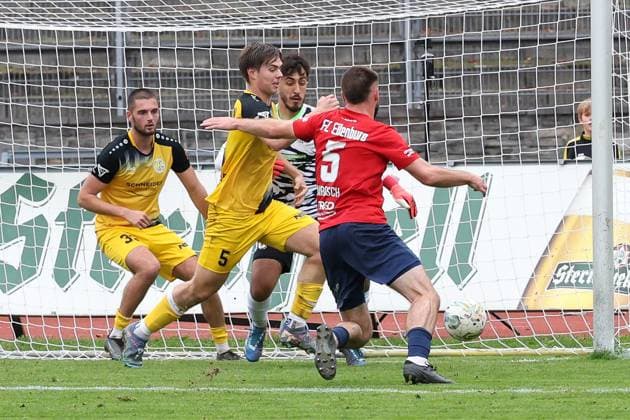 11.10.2025, Fussball, Herren, Sachsenpokal Saison 2025 2026, 3. Runde, VFC Plauen - FC Eilenburg Adrian Jarosch (FC Eilenburg, 5) mit einer Torchance Plauen Vogtlandstadion Sachsen Deutschland