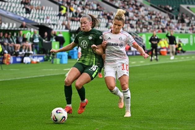 Fußball I Frauen I Saison 2025-2026 I Bundesliga I 6. Spieltag I VfL Wolfsburg - FC Bayern München I 11.10.2025 Zweikampf Janou Johanna Theodora Levels (15, VfL Wolfsburg) und Linda Dallmann (10, FC Bayern München) Wolfsburg Volkswagen Arena Niedersachsen Deutschland Copyright: xLobeca InesxHähnelx