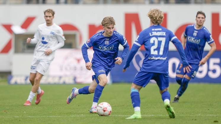 11.10.2025, Hänsch-Arena, Meppen, GER, Regionalliga-Nord, 14. Spieltag: SV Meppen vs BW Lohne, Malte Zumdieck (SV Meppen 29) und Lasse Zumdieck (SV Meppen 27) gemeinsam DFL REGULATIONS PROHIBIT ANY USE OF PHOTOGRAPHS AS IMAGE SEQUENCES AND OR QUASI-VIDEO. Meppen Niedersachsen Deutschland Hänsch-Arena