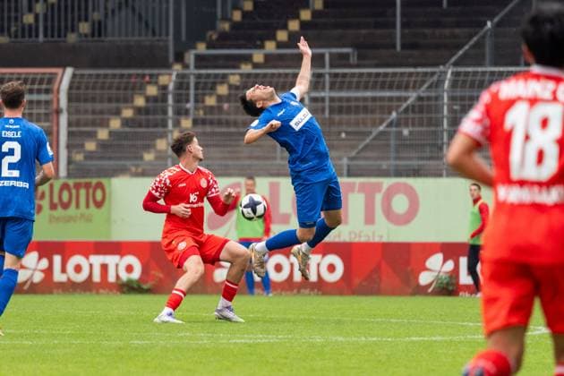 Spielszene, Zweikampf, Kopfballduell, Ballaktion, v.l. Fabio Moreno Fell (1. FSV Mainz 05 II, 10), Matthias Schmitz (TSG Balingen, 25), GER, 1. FSV Mainz 05 II vs. TSG Balingen, Fussball, Regionalliga Suedwest, 12. Spieltag, Saison 2025 2026, 11.10.2025, DFB REGULATIONS PROHIBIT ANY USE OF PHOTOGRAPHS AS IMAGE SEQUENCES AND OR QUASI-VIDEO, GER, 1. FSV Mainz 05 II vs. TSG Balingen, Fussball, Regionalliga Suedwest, 12. Spieltag, Saison 2025 2026, 11.10.2025 Mainz Copyright: xEibner-Pressefoto Jan-NiclasxGrox EP_JGG