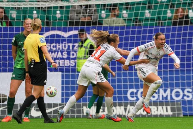Wolfsburg, Deutschland 11. Oktober 2025: 1. BL - Frauen - 2025 2026 - VfL Wolfsburg vs. FC Bayern München Im Bild: Torschützin Klara Bühl Buehl (FCB), rechts im Bild, macht das Tor zum 1:0 für den FC Bayern und jubelt mit Georgia Stanway (FCB) DFB regulations prohibit any use of photographs as image sequences and or quasi-video AOK Stadion Niedersachsen Copyright: xFotostandx xFantinix