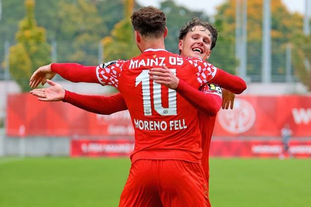 Mainz, Deutschland 11. Oktober 2025: Regionalliga Südwest - 2025 2026 - 1. FSV Mainz 05 II vs. TSG Balingen Im Bild: Torschütze Fabio Moreno Fell (Mainz)(1.v.li.) und Daniel Gleiber (Mainz) freuen sich über das Tor zum 2:0. Bruchwegstadion Rheinland Pfalz Copyright: xFotostandx xRacochax