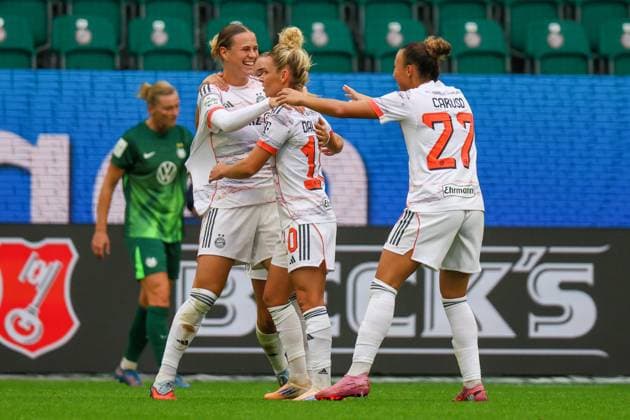 Wolfsburg, Deutschland 11. Oktober 2025: 1. BL - Frauen - 2025 2026 - VfL Wolfsburg vs. FC Bayern München Im Bild: v.li. Torschützin Klara Bühl Buehl (FCB) macht das Tor zum 1:0 für den FC Bayern und jubelt mit Linda Dallmann (FCB) und Arianna Caruso (FCB) DFB regulations prohibit any use of photographs as image sequences and or quasi-video AOK Stadion Niedersachsen Copyright: xFotostandx xFantinix