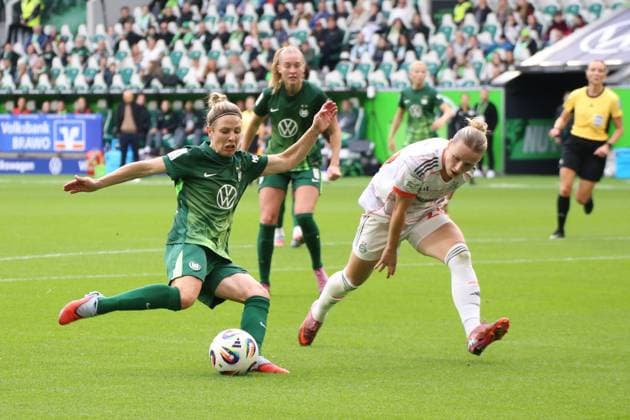 10.10.2025, xgrfx, Fussball Google Pixel Frauen-Bundesliga, VfL Wolfsburg - FC Bayern München v.l. Svenja Huth (VfL Wolfsburg), Franziska Kett (FC Bayern München) (DFL DFB REGULATIONS PROHIBIT ANY USE OF PHOTOGRAPHS as IMAGE SEQUENCES and or QUASI-VIDEO) Wolfsburg