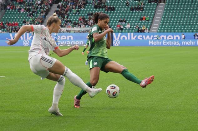 Giulia Gwinn (FC Bayern Muenchen), Cora Zicai (VfL Wolfsburg) Fussball, Frauen, Saison 2025 2026, 1.Liga, Google Pixel Frauen-Bundesliga, VfL Wolfsburg gegen FC Bayern Muenchen DFL REGULATIONS PROHIBIT ANY USE OF PHOTOGRAPHS AS IMAGE SEQUENCES AND OR QUASI-VIDEO.