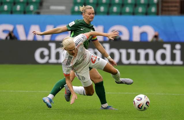 Alexandra Popp (VfL Wolfsburg), Pernille Harder (FC Bayern Muenchen) Fussball, Frauen, Saison 2025 2026, 1.Liga, Google Pixel Frauen-Bundesliga, VfL Wolfsburg gegen FC Bayern Muenchen DFL REGULATIONS PROHIBIT ANY USE OF PHOTOGRAPHS AS IMAGE SEQUENCES AND OR QUASI-VIDEO.