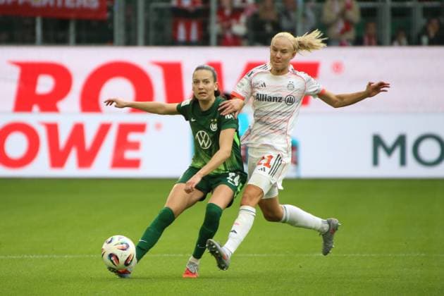 10.10.2025, xgrfx, Fussball Google Pixel Frauen-Bundesliga, VfL Wolfsburg - FC Bayern München v.l. Joelle Wedemeyer (VfL Wolfsburg), Pernille Harder (FC Bayern München) (DFL DFB REGULATIONS PROHIBIT ANY USE OF PHOTOGRAPHS as IMAGE SEQUENCES and or QUASI-VIDEO) Wolfsburg