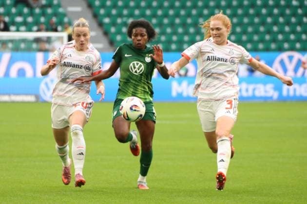 10.10.2025, xgrfx, Fussball Google Pixel Frauen-Bundesliga, VfL Wolfsburg - FC Bayern München v.l. Franziska Kett (FC Bayern München), Lineth Beerensteyn (VfL Wolfsburg), Stine Ballisager (FC Bayern München) (DFL DFB REGULATIONS PROHIBIT ANY USE OF PHOTOGRAPHS as IMAGE SEQUENCES and or QUASI-VIDEO) Wolfsburg