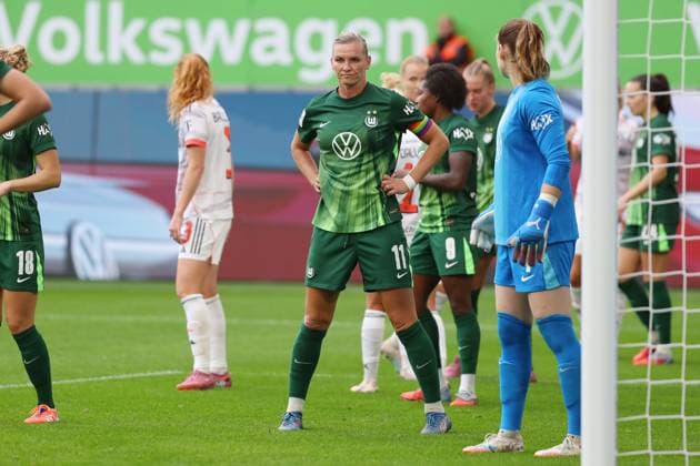 VfL - Bayern, BL Frauen Wolfsburg, 11.10.2025, FUßBALL - VfL Wolfsburg vs. FC Bayern München, Google Pixel Frauen-Bundesliga, Saison 2025 26. Alexandra Popp (VfL Wolfsburg), Torfrau Stina Johannes (VfL Wolfsburg) Wolfsburg
