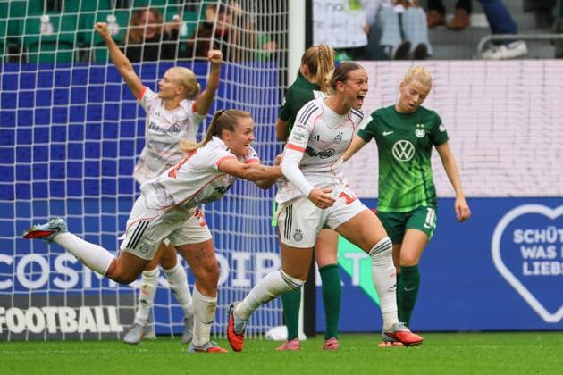 Wolfsburg, Deutschland 11. Oktober 2025: 1. BL - Frauen - 2025 2026 - VfL Wolfsburg vs. FC Bayern München Im Bild: v.li. die Zweite Torschützin Klara Bühl Buehl (FCB) macht das Tor zum 1:0 für den FC Bayern und jubelt mit Georgia Stanway (FCB) DFB regulations prohibit any use of photographs as image sequences and or quasi-video AOK Stadion Niedersachsen Copyright: xFotostandx xFantinix