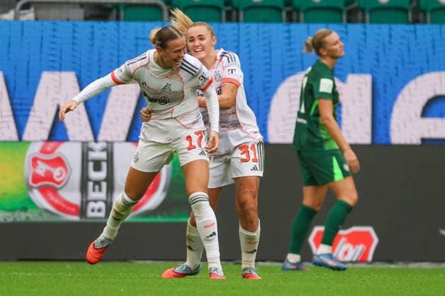 Wolfsburg, Deutschland 11. Oktober 2025: 1. BL - Frauen - 2025 2026 - VfL Wolfsburg vs. FC Bayern München Im Bild: v.li. Torschützin Klara Bühl Buehl (FCB) macht das Tor zum 1:0 für den FC Bayern und jubelt mit Georgia Stanway (FCB) DFB regulations prohibit any use of photographs as image sequences and or quasi-video AOK Stadion Niedersachsen Copyright: xFotostandx xFantinix