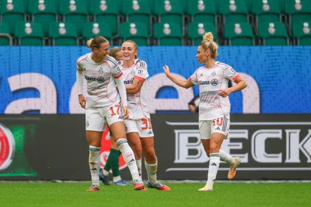 Wolfsburg, Deutschland 11. Oktober 2025: 1. BL - Frauen - 2025 2026 - VfL Wolfsburg vs. FC Bayern München Im Bild: v.li. Torschützin Klara Bühl Buehl (FCB) macht das Tor zum 1:0 für den FC Bayern und jubelt mit Georgia Stanway (FCB) und Linda Dallmann (FCB) DFB regulations prohibit any use of photographs as image sequences and or quasi-video AOK Stadion Niedersachsen Copyright: xFotostandx xFantinix
