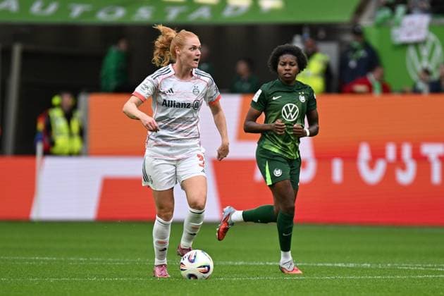 Fußball I Frauen I Saison 2025-2026 I Bundesliga I 6. Spieltag I VfL Wolfsburg - FC Bayern München I 11.10.2025 Stine Ballisager Pedersen (3, FC Bayern München) dribbelt mit dem Ball, rechts Lineth Beerensteyn (9, VfL Wolfsburg) Wolfsburg Volkswagen Arena Niedersachsen Deutschland Copyright: xLobeca InesxHähnelx
