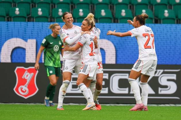Wolfsburg, Deutschland 11. Oktober 2025: 1. BL - Frauen - 2025 2026 - VfL Wolfsburg vs. FC Bayern München Im Bild: v.li. Torschützin Klara Bühl Buehl (FCB) macht das Tor zum 1:0 für den FC Bayern und jubelt mit Linda Dallmann (FCB) und Arianna Caruso (FCB) DFB regulations prohibit any use of photographs as image sequences and or quasi-video AOK Stadion Niedersachsen Copyright: xFotostandx xFantinix