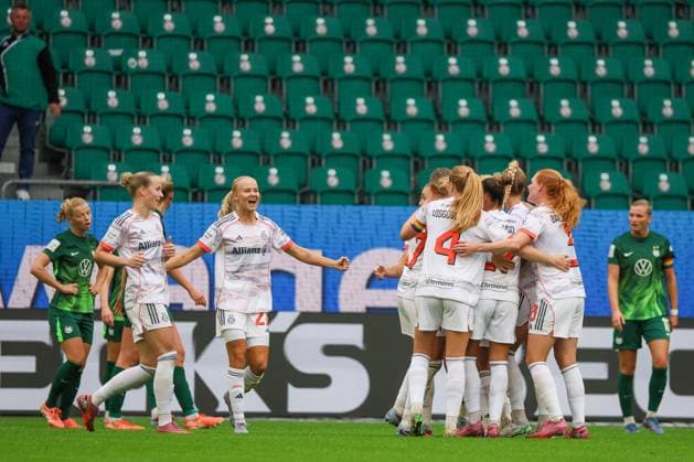 Wolfsburg, Deutschland 11. Oktober 2025: 1. BL - Frauen - 2025 2026 - VfL Wolfsburg vs. FC Bayern München Im Bild: Torschützin Klara Bühl Buehl (FCB), verdeckt um Bild macht das Tor zum 1:0 für den FC Bayern und jubelt mit ihren Mannschaftskolleginnen DFB regulations prohibit any use of photographs as image sequences and or quasi-video AOK Stadion Niedersachsen Copyright: xFotostandx xFantinix
